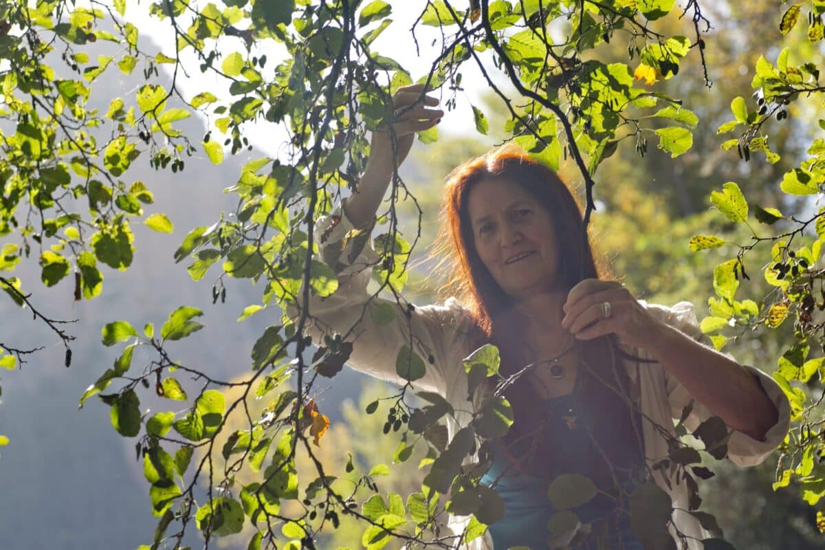 Abilia Martín Madera recolectando hojas en el bosque