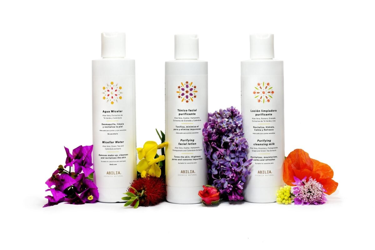 Agua micelar, tónico y leche limpiadora de ABILIA entre flores