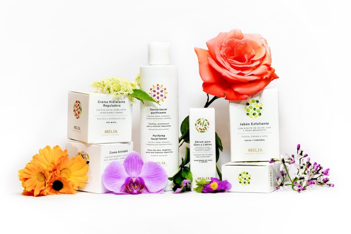 Ritual de belleza ABILIA: crema reguladora, tónico, sérum de ojos, jabón exfoliante y crema antiedad entre rosas, caléndulas y orquídeas